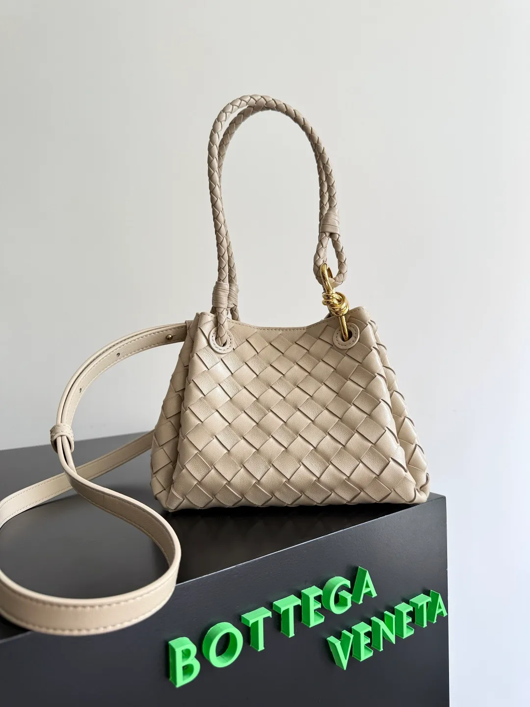 Batch 1760 BV home is new! Andiamo combines the Bottega Veneta archive parachute handbag to inherit retro elements and integrate modern trends. The same style as Shu Qi's in Beijing Night. It is a continuation of the classic bag. It has three functions: hand carry, shoulder and cross-body. It is embellished with metal brass knot buckles. It is small and has an amazing capacity. It can easily hold sunglasses in a box / small bottle of water / powder powder / charger and other daily necessities when going out. The upper body is versatile. Style number: 796569 Size: 21*17*16.5cm